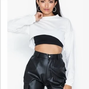 Croppad sweatshirt - Slutsåld på hemsidan där av dålig bild och kvalite! Skriv om ni vill ha egna bilder😆 Köpt för 299kr Använd fåtal gånger