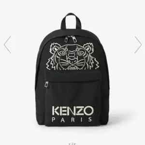 Slutsåld kenzo ryggsäck! Använd fåtal gånger, helt som ny. Köpt för 2500kr 