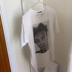 Acne Studios T-shirt - T-shirt från Acne Studios med tryck av Parker Hill. 100% bomull. Oversize fit.