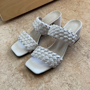 Sandalett/sandaler/klackar - Sandaler köpta utomlands, jättebekväma och skitsnygga till både vardags o fest, de är i strl 40 men mer som 39, helt oanvända säljer för 300kr