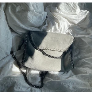 Väska - Lägger ut igen🖤 Så fin Stella inspirerande väska i en grå färg med lite shimmer i🤍 Väskan har några defekter så kontakta mig om du är intresserad! Annonsen finns kvar annars är den markerad såld💜