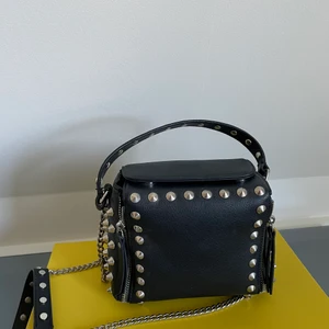 Zara väska - Svart crossbody-väska med silvriga nitar från Zara. Använd fåtal gånger - väldigt bra skick.  Nypris: 399 kr
