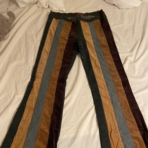 Bootcut jeans - Asfeta bootcuttade jeans med olika typ påsydda. Dom är perfekta i längden för mig som är 174cm och är väldigt stretchiga. Jag är en storlek s och skulle säga att dom passar för s-m kanske l för att just är så stretchiga. Buda. 