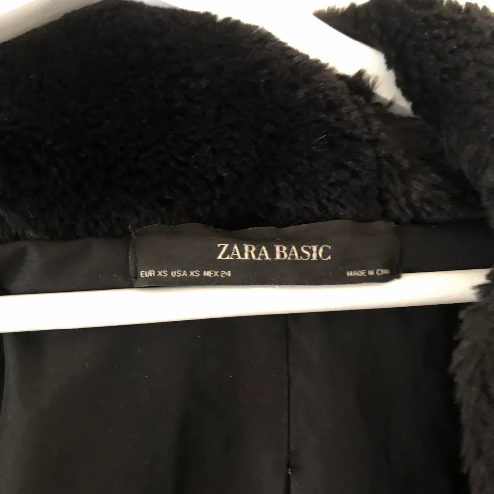 Pälsjacka (ej äkta päls) från zara. Storlek xs men är lite oversized.. Jackor.