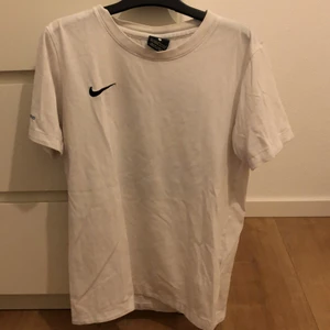 Nike t-shirt - Vit nike t-shirt 