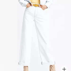 Levi’s Ribcage Wide Leg stl 26 - Levi’s ribcage wide leg i stl 26x30. Tyvärr har dessa blivit för små för mig, de är knappt använda och i otroligt fint skick! Färgen är cold as ice blue men de är nästintill vita! Kan fraktas eller mötas i Stockholm