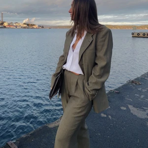 Trendig oversize kostym - Jättefin vintage kostym säljes i sett (byxor och kavaj). Det är en herrkostym så den sitter oversize. Jag är en strl 38 passar 38-40! Använd en gång och är i jättefint skick. 