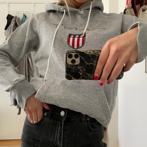 Gant hoodie - Supersnygg GANT hoodie i färgen grå. Luvan är normal i storleken och självaste tröjan är i bra skick. Pris kan alltid diskuteras.