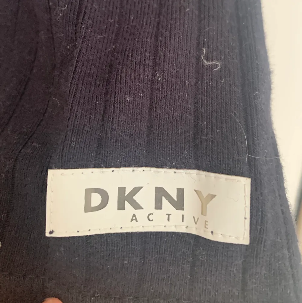 Ett superskönt linne från DKNY. Söt krage💞 Jag är själv st. M men kan passa på både mindre och större storlekar. Toppar.