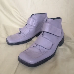 Ovanliga Italienska skinn boots - Säljer mina superfina boots i ljusgrå skinn, märket är italienskt och heter Stefano Geraci.  Står storlek 39 men passar också en 40:)