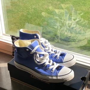 BLÅ converse - Säljer mina blå converse CT, HI B BLUE. Älskar dem men passar inte mig tyvärr :-(( de är sparsamt använda, tyget/skosnörerna är i nyskick och syns lite på sulan/vitan att de är använda (se bild:-))