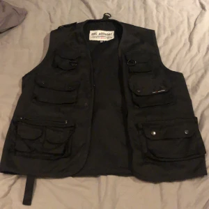 Väst mcallister - Har massor med fickor, passar både tjejer och killar