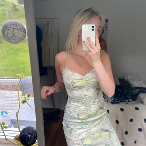 Blommig klänning  - Sjukt fin blommig klänning som passar till alla tillfällen under sommaren. Så fint tyg och material. Från Kookai