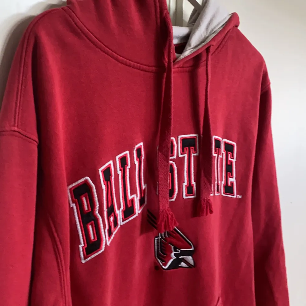 En college hoodie ”BALL STATE” i storlek L men passar M också fint skick förutom snörena som ”fransat” upp sig lite.. Hoodies.