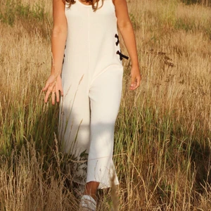 Byxdress zara strl S - Säljer min stickade byxdress ifrån zara. Använd ett fåtal gånger. Passar mig som har S och är 162 cm. Helvit med små korsningar i svart på sidan. Köparen står för frakten. Hör av dig om du är intresserad☺️