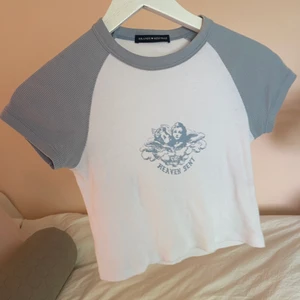 Brandy Melville Baby Tee - En äkta brandy Melville angel sent baby tee. Endast använd några fåtal gånger. Perfekt skick och som ny. Perfekt passform och jättefin nu till sommaren! ✨✨