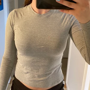 Basic tröja  - En basic grå långärmad tröja i storlek S men passar M oxå