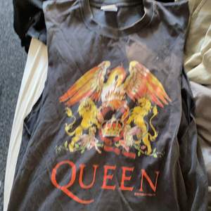 Ett fint linne från en konsert med Queen. Jätteskönt linne! Det är en small men sitter mer som en xs.