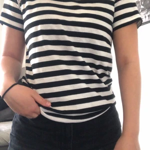 T-shirt - Randig t-shirt med röd krage