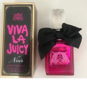 Säljer min nya Viva La Juicy Noir parfym i 50 ml. Har bara luktat på den. Köpt för ca 600kr.
