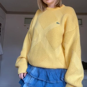 Somrig Lacoste tröja - Stickad vintage tröja från Lacoste💘. Somrig gul färg som är fin att ha över en klänning. Storlek 5, Passar M och uppåt. 