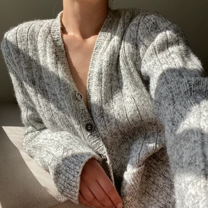 Stickad kofta - Säljer dennna superfina stickade koftan🤍 Högst troligt 100% ull. Den är tung och väldigt bra kvalitet. Passar storlek XS/S