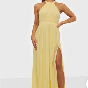 Balklänning - Hej! Jag säljer denna slutsålda balklänningen i både mörkröd och puderrosa. Den röda är aldrig använd och den rosa är använd endast en gång under balen i några timmar. Om du är intresserad så kan jag skicka bilder så man ser färgen exakt!! 😊😊😊 