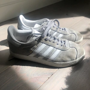 ADIDAS Gazelle sneakers  - Sneakers från adidas i modellen ”gazelle”. Väldigt fint skick! 300 kr eller bud! STL 37