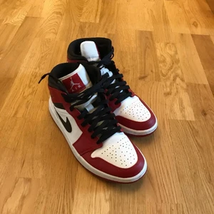 Nike Air Jordan 1 Chicago 2020 mids - Jätte fint skick då jag använt dom några enstaka gånger, har lite crease på framsidan men annars mycket fina skor! Sälj pga tröttnat på dom då jag har andra.     Strl 42                Köpare står för frakten!