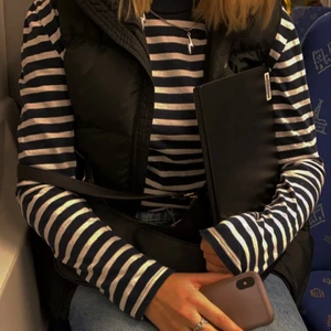 Väst - Säljer nu min favorit väst då den inte kommer till användning mer tyvär. Finns en luva med som går att ta bort, gör en outfit super fin!