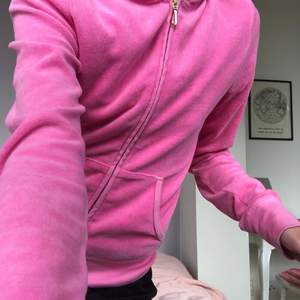 Säljer min rosa juicycoutore tröja,köpt på Plick men den kommer tyvärr inte till andvändning.