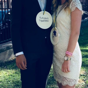 Studentklänning - En perfekt studentklänning!!🥂Använd vid ett tillfälle så i fint skick. Materialet är dessutom väldigt fint och tjock, vilket gör att det inte känns som en hm klänning. 