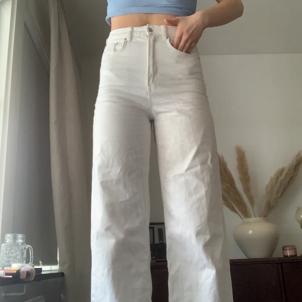 Vita jeans som sitter jättefint! De är i fint skick, samfraktar gärna💞. Jeans & Byxor.