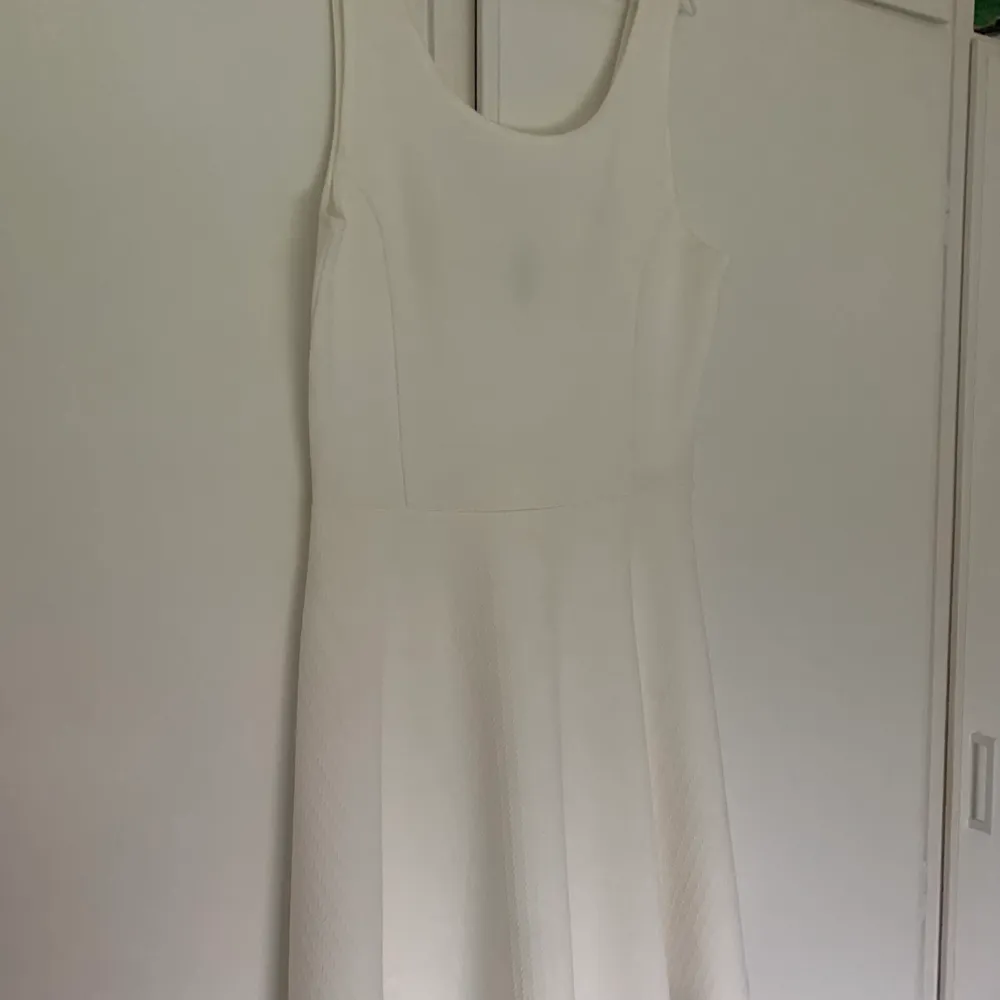 Simpel vit klänning från hm, aldrig använd! 🤎. Klänningar.