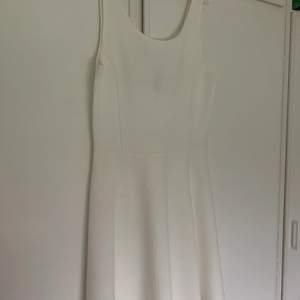 Simpel vit klänning från hm, aldrig använd! 🤎