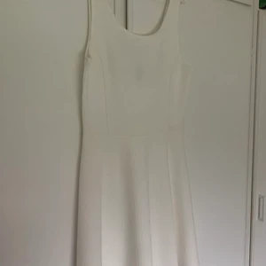 Vit klänning från H&M  - Simpel vit klänning från hm, aldrig använd! 🤎