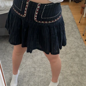 Isabel Marant kjol - Super fin Isabel Marant kjol med detaljer i linne💕💕 använt fåtal gånger, och inga defekter. Storlek 42❣️❣️ nypris ca.                 1 500kr och säljer för 800 inklusive frakt. 