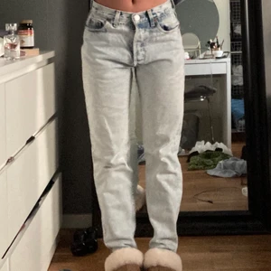 Vintage Levis  - Vintage Levis köpta på humana, inga defekter eller liknande och knappt använda av mig. Står ingen storlek men skulle säga att de är ungefär storlek 34