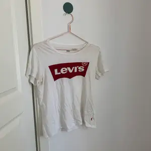 Säljer min Levis tröja som jag endast använt en gång när den va nyköpt 