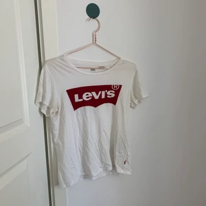 Levis t shirt  - Säljer min Levis tröja som jag endast använt en gång när den va nyköpt 