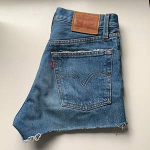 Ett par mörkblå Levi’s shorts i storlek W24, är i fint skick! Lägg ett bud! Köp direkt för 200 + frakt 