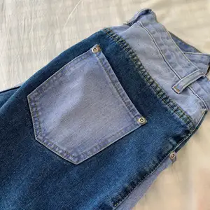 Fina jeans med två nyanser av blå. Små hål på knäna. Passar dig vid 160 och under. Använt fåtal gånger. Jätte sköna. 