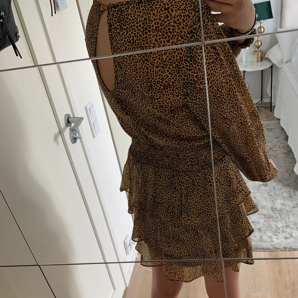 Superfin klänning i leopardmönster med volanger i storlek M/38 (passar även S)💞💞Aldrig använd☺️. Klänningar.