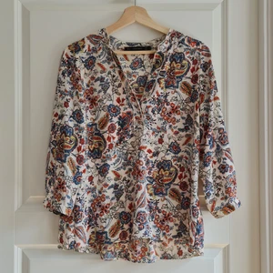 Zara blouse with flower print. - Blouse from Zara with flower print 🌼🌸🌷 Flowy fabric makes it great for spring and summer ☀️ 3/4 sleeve.