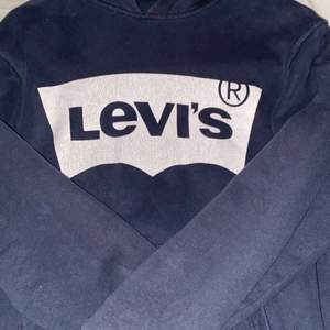 Levi’s hoodie, storlek s tror jag, det står typ inte. frakten kostar 48