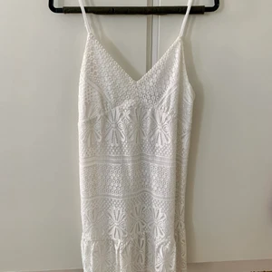 Castro Vit klänning  - Riktigt fin vit klänning från märket Castro, endast använd 2 ggr! 