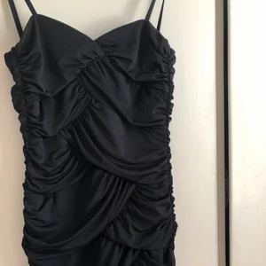 Svart klänning - Säljer denna drömmiga klänningen!!🤍🤍Köpt för längesen men den är som ny, sitter väldigt snyggt på💫