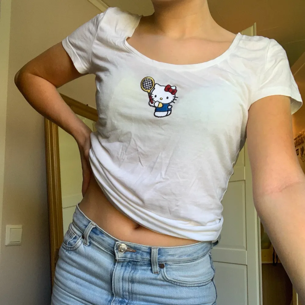 gullig hello kitty t shirt i lite y2k stil❤️‍🔥💕. Toppar.