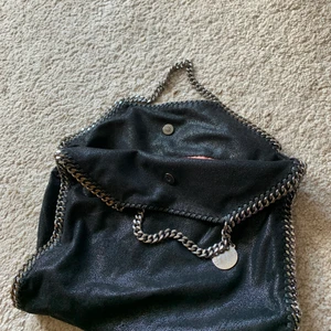 Stella McCartney  - En snygg och rymlig väska från Stella McCartney som är i mycket finge skick, använd runt 10 gånger. Nypris på ca 10.000kr! Hör av er vid frågor❤️
