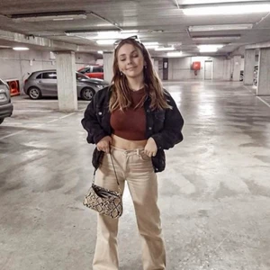 Yoko jeans - jag säljer dessa beigea yoko jeans eftersom dom har blivit försmå! ( inte min bild) använda fåtal gånger och är därför i bra skick! skriv privat för egna bilder! 💓